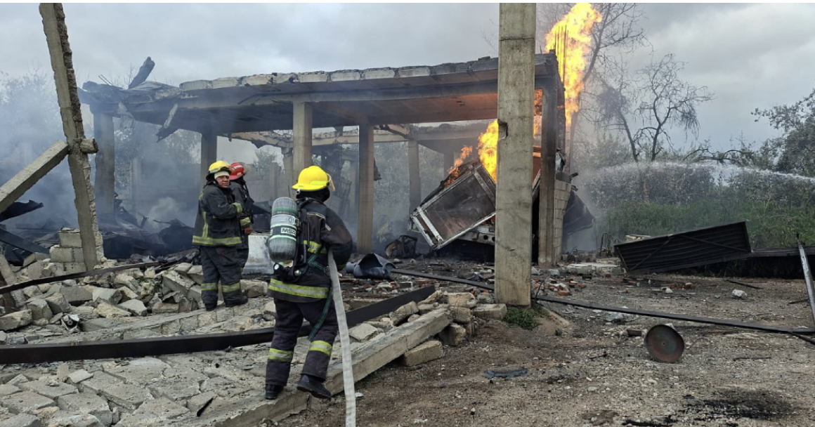 Explosión obliga a evacuar a miles de personas
